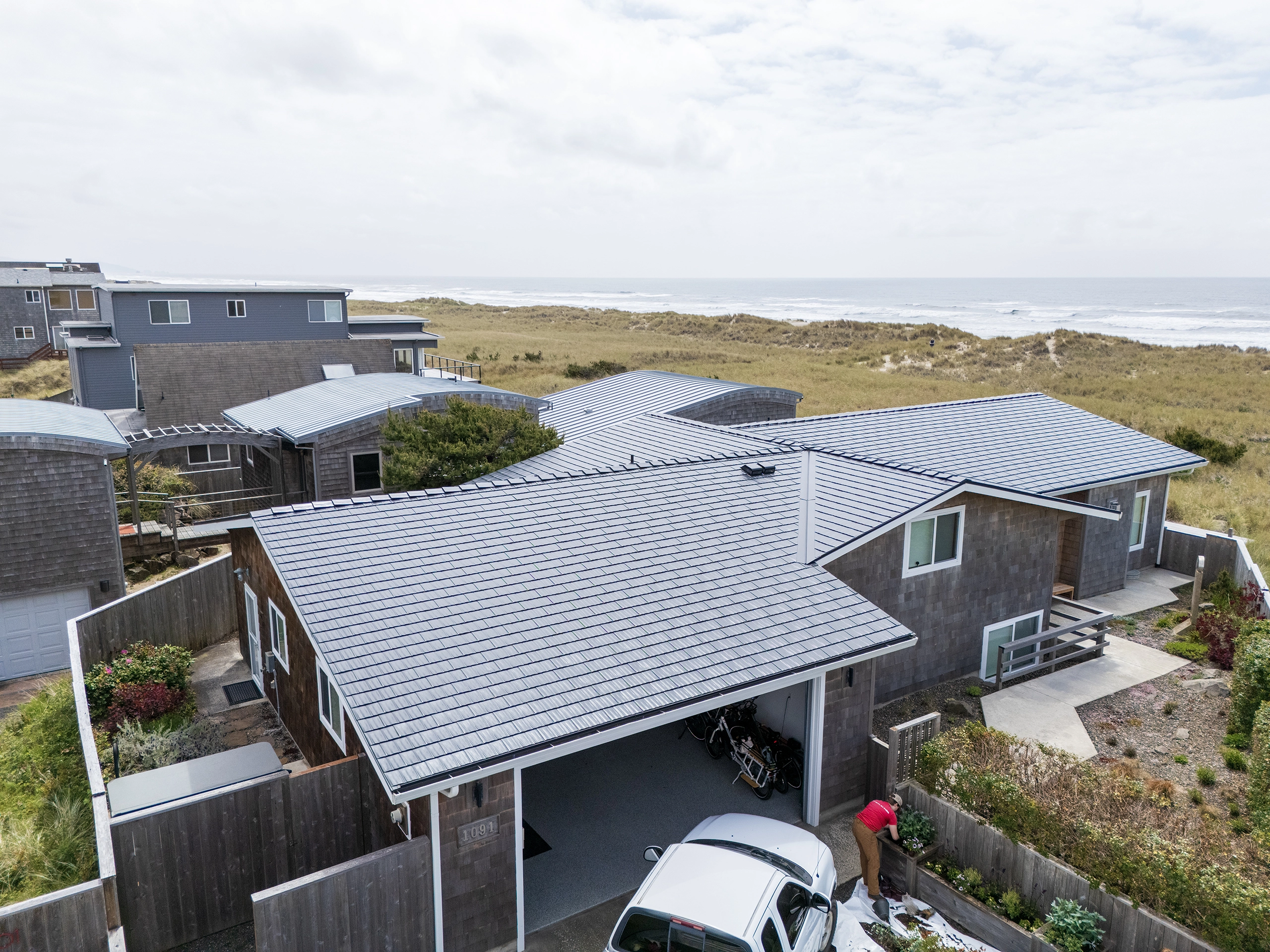Interlock Aluminum Cedar Shingle Metal Roofing – Black | Manzanita, OR (Front-right elevation)