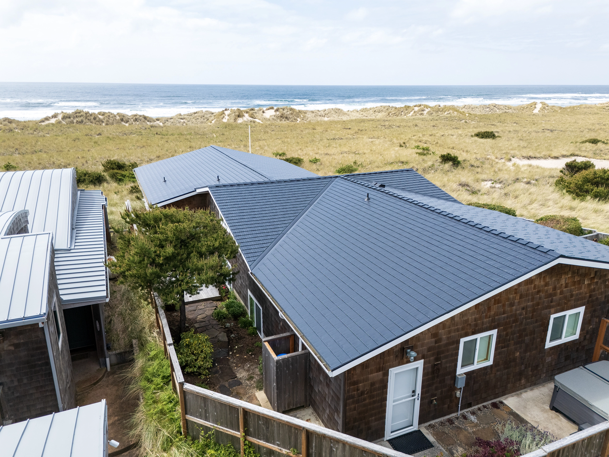 Interlock Aluminum Cedar Shingle Metal Roofing – Black | Manzanita, OR (Rear-right elevation)