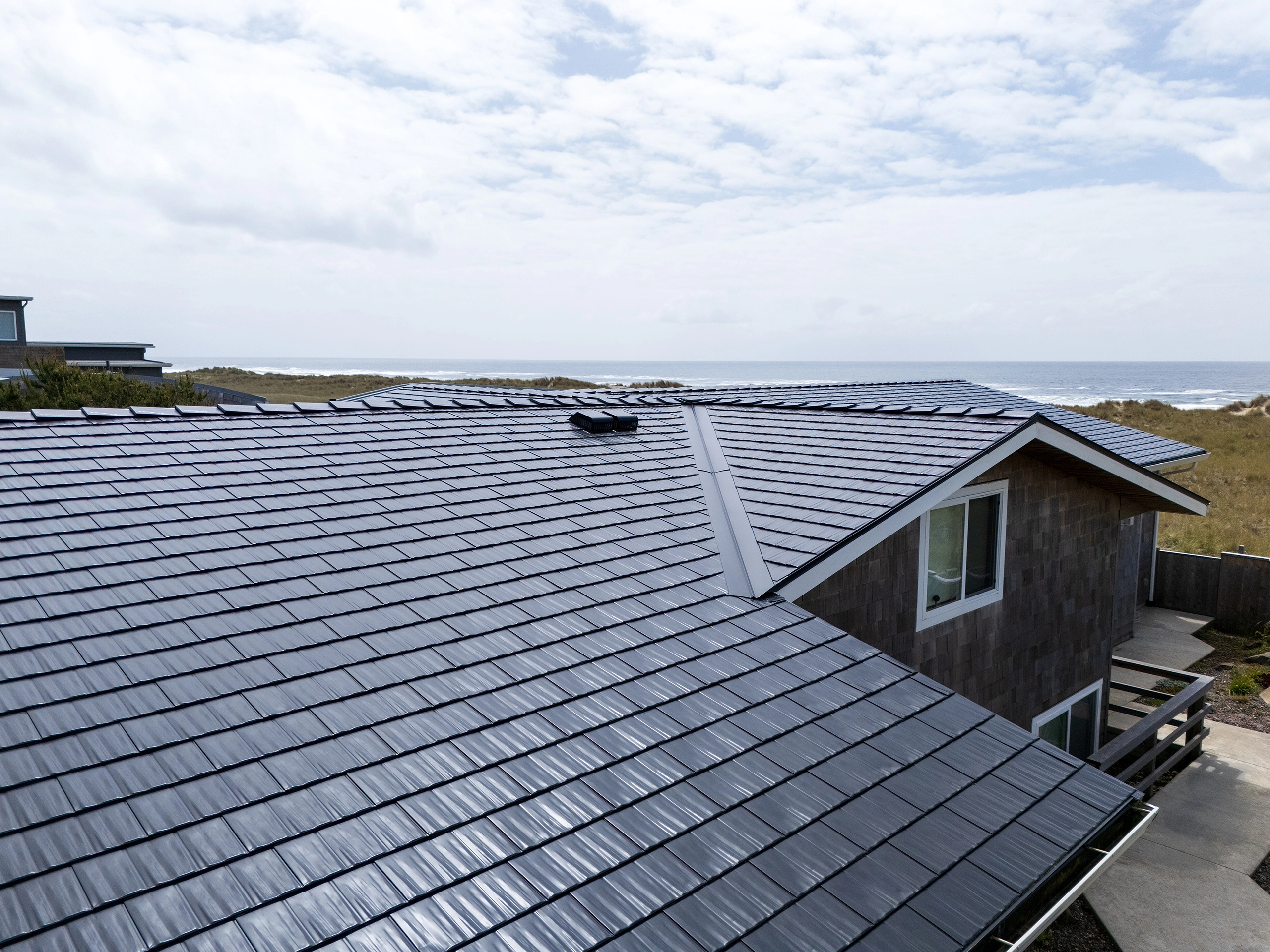 Interlock Aluminum Cedar Shingle Metal Roofing – Black | Manzanita, OR (Texture detail)