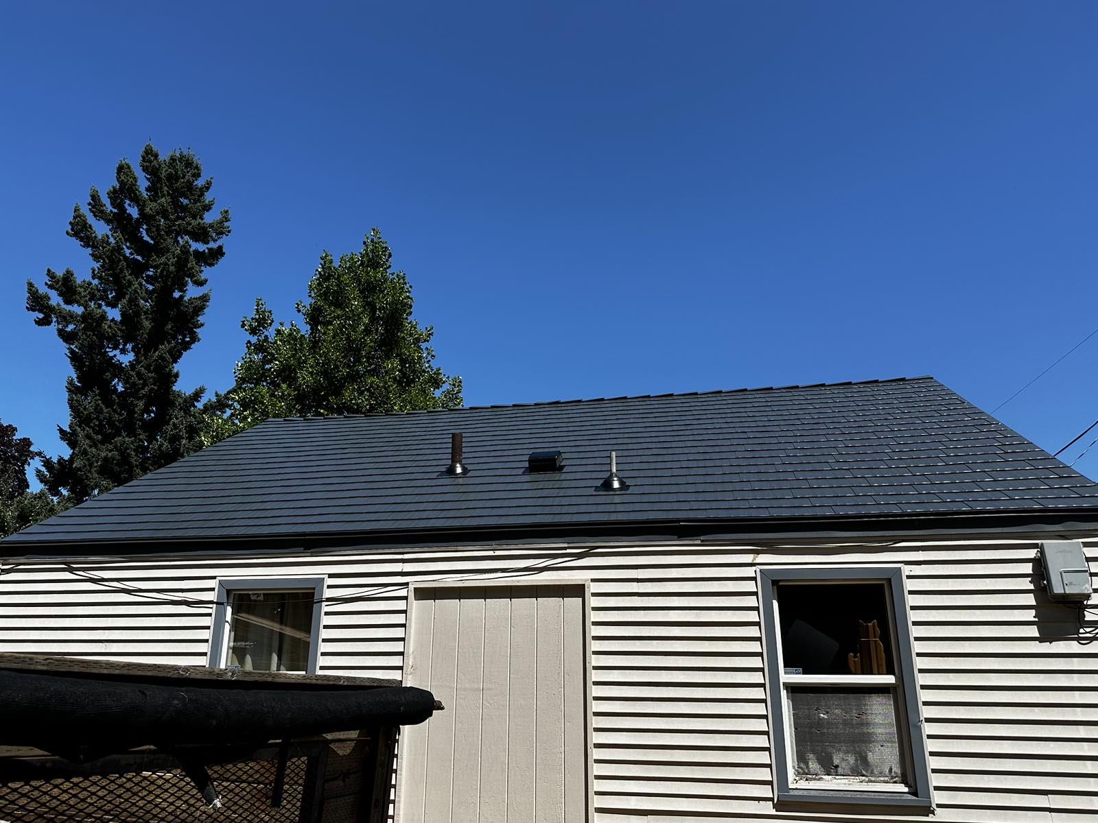 Interlock Aluminum Cedar Shingle Metal Roofing – Deep Charcoal | Eugene, OR
