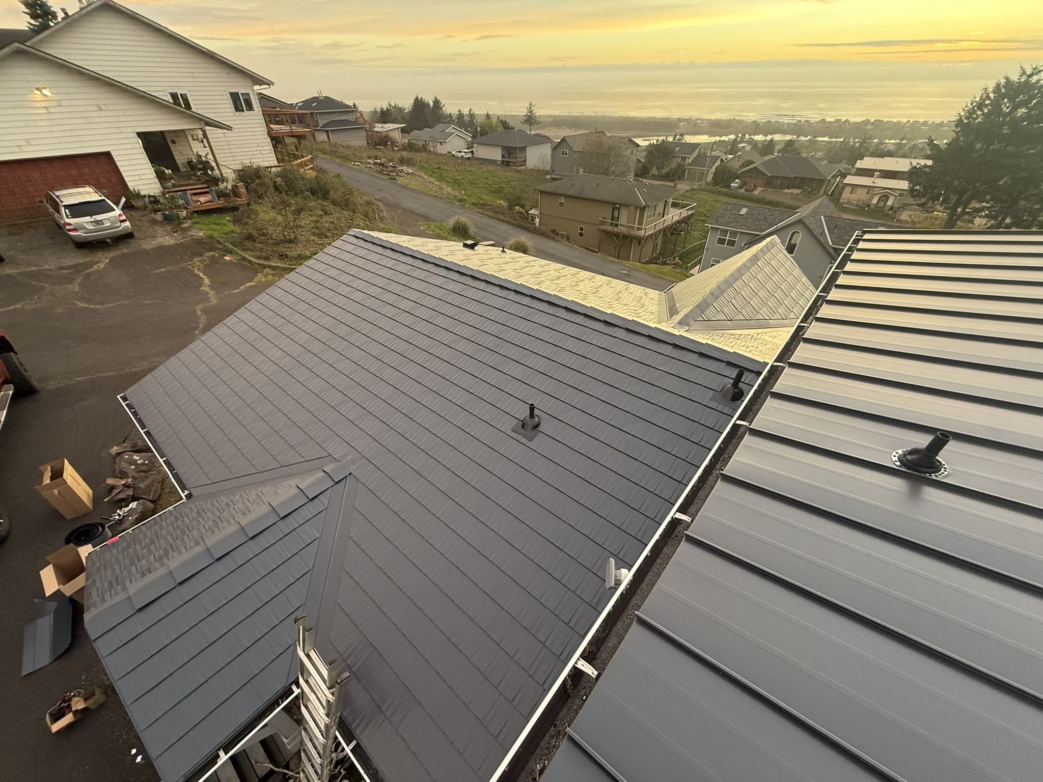 Interlock Aluminum Cedar Shingle Metal Roofing – Deep Charcoal | Cloverdale, OR