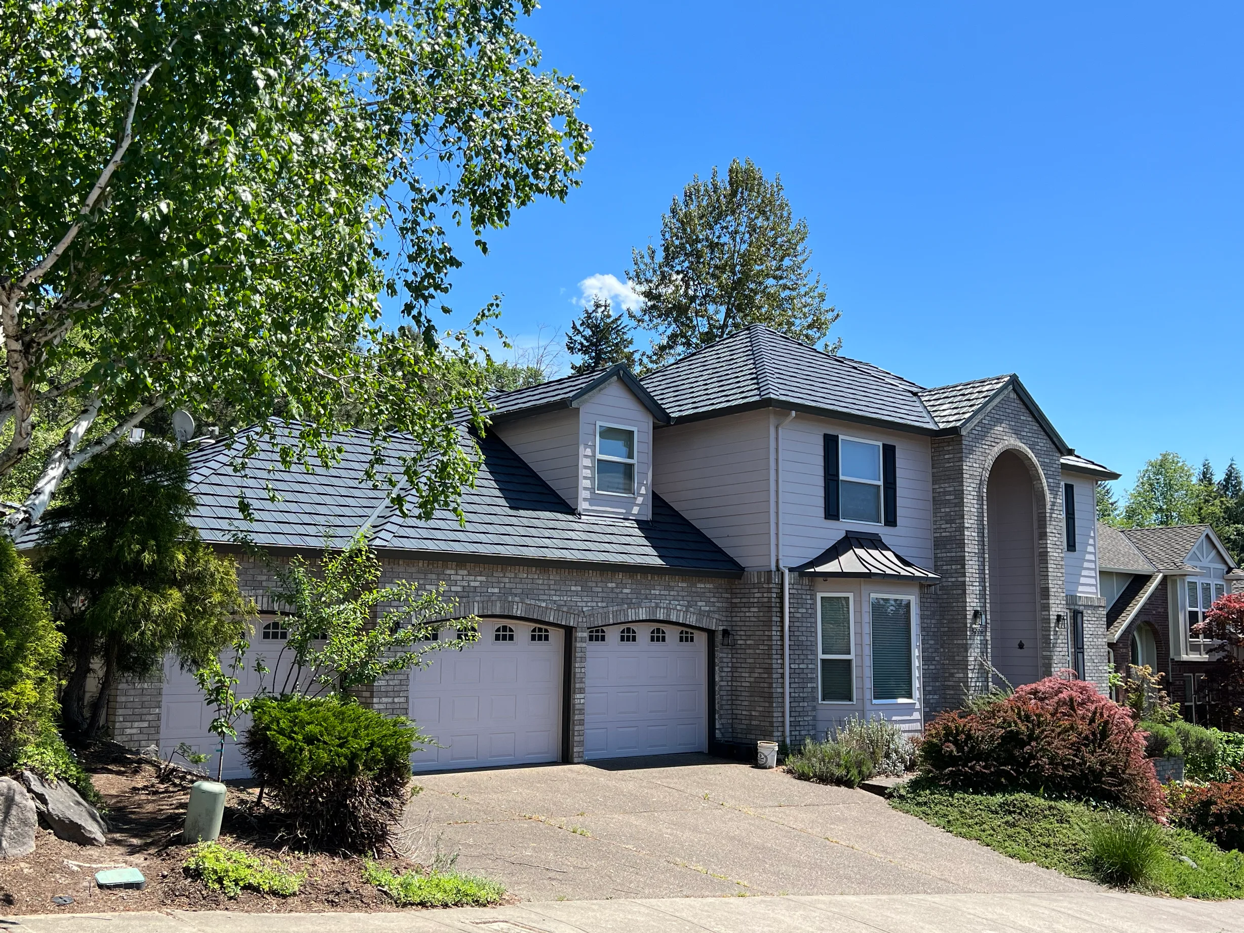 Deep Charcoal Interlock Shake aluminum roof on a modern home with a deep charcoal Interlock Shake roof in, Portland, Oregon