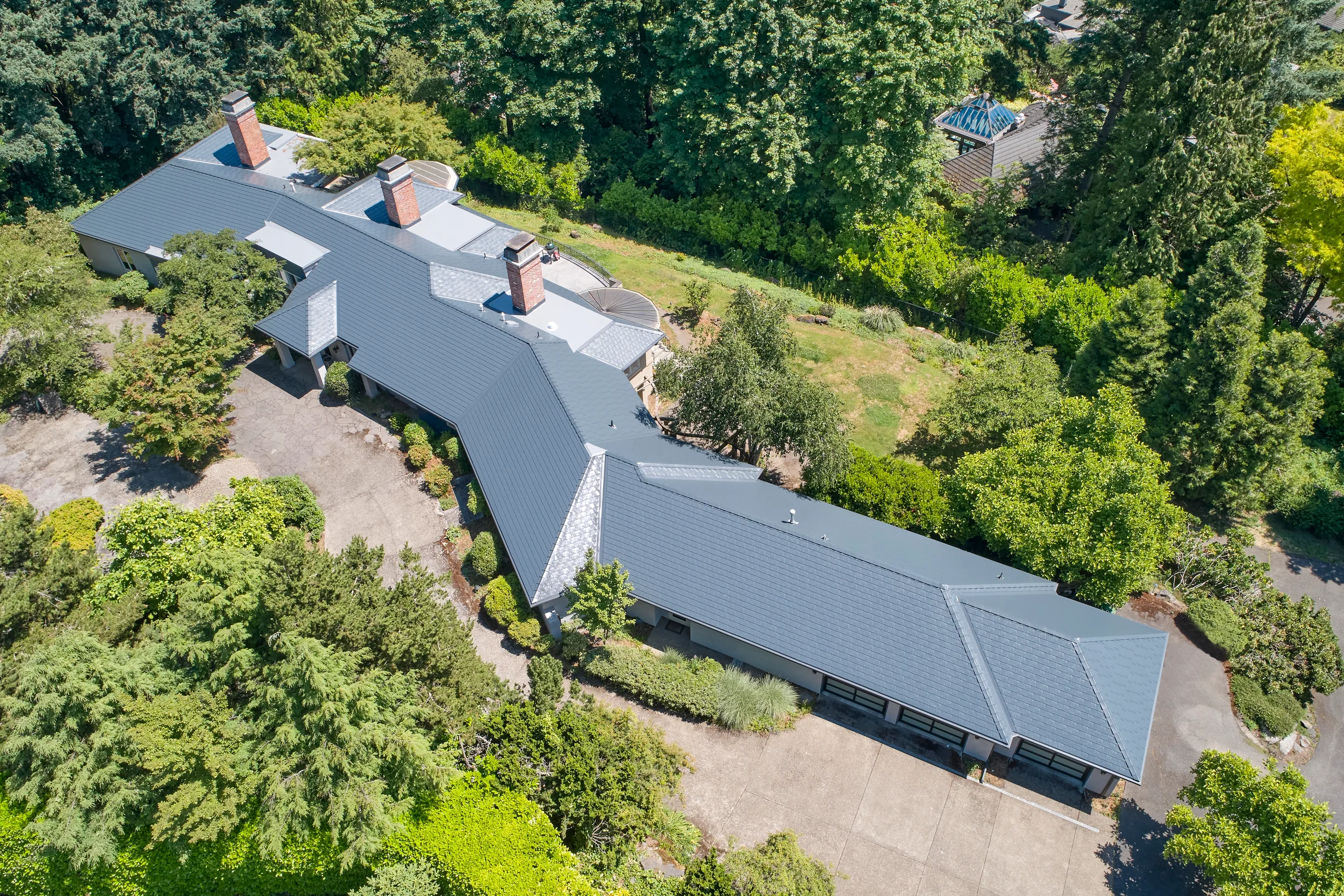 Deep Charcoal Interlock Slate aluminum roof on a single-storey Deep Charcoal metal roof on a ranch home in, Portland, Oregon