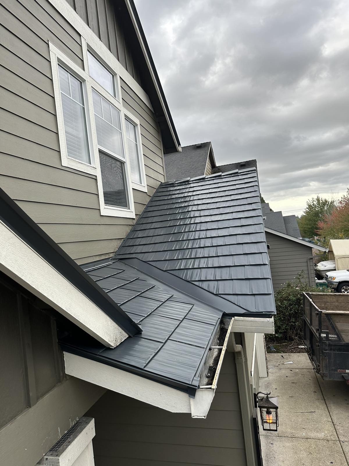 Interlock Aluminum Cedar Shingle Metal Roofing – Deep Charcoal | Newberg, OR