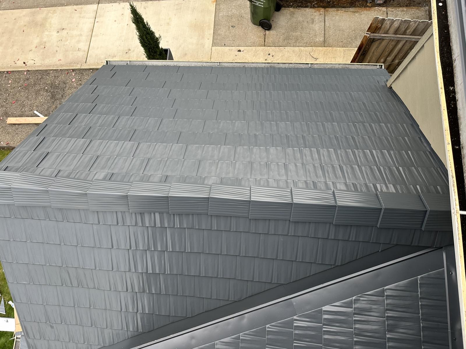 Interlock Aluminum Cedar Shingle Metal Roofing – Deep Charcoal | Newberg, OR