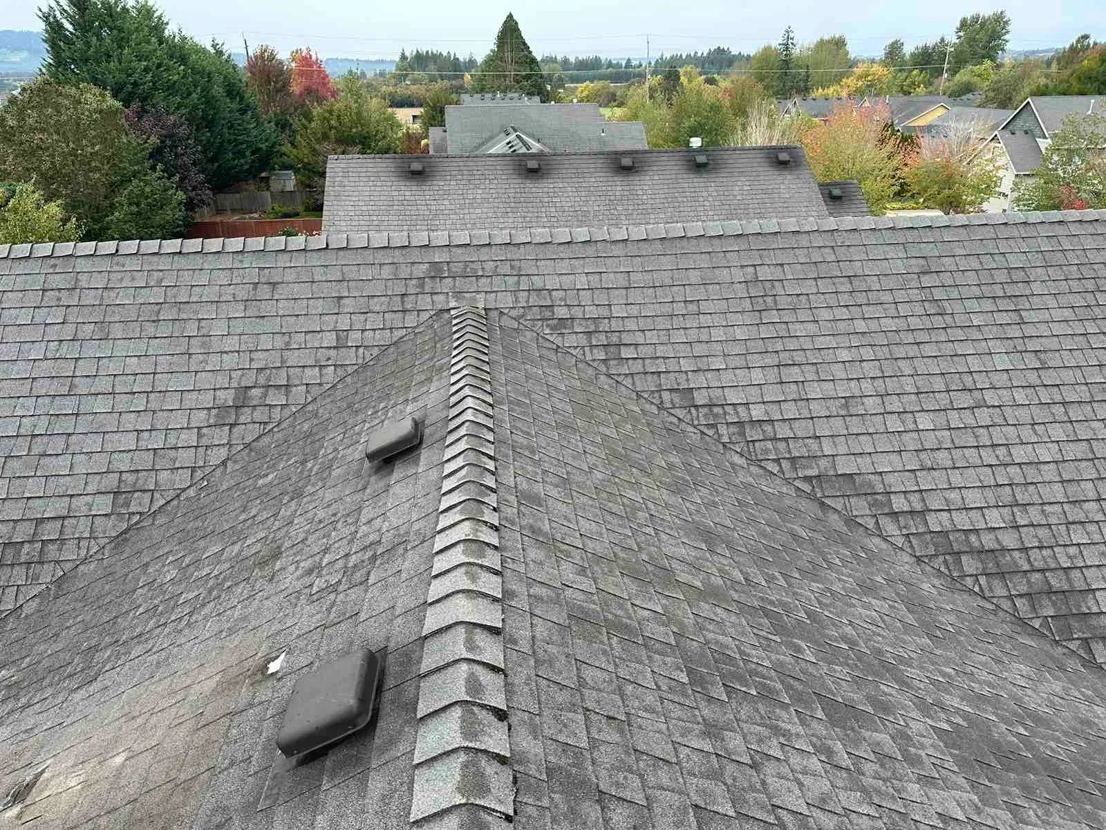 Before: a worn out asphalt shingle roof on the home, Newberg, Oregon, ahead of a Deep Charcoal Interlock Cedar Shingle aluminum roof