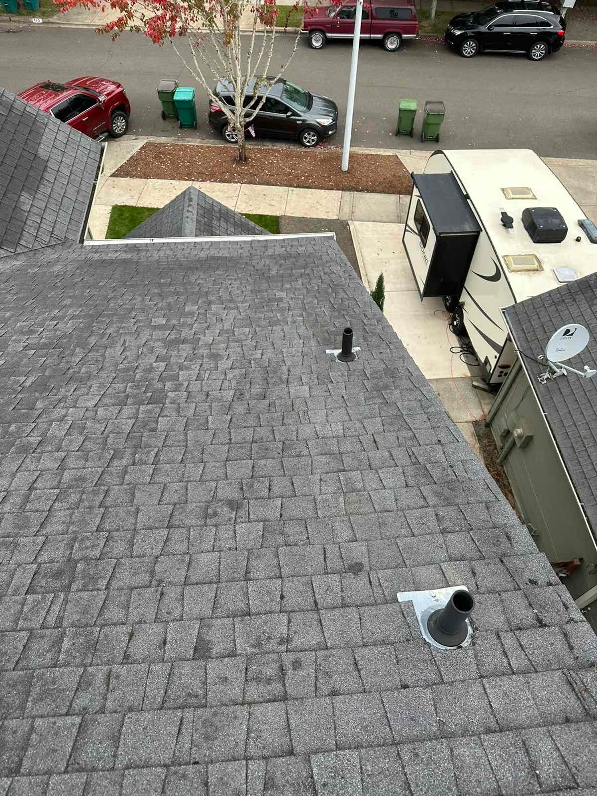 Before: a worn out asphalt shingle roof on the home, Newberg, Oregon, ahead of a Deep Charcoal Interlock Cedar Shingle aluminum roof