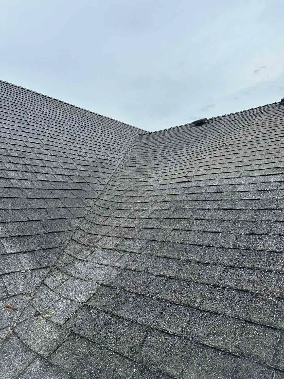Before: a worn out asphalt shingle roof on the home, Newberg, Oregon, ahead of a Deep Charcoal Interlock Cedar Shingle aluminum roof