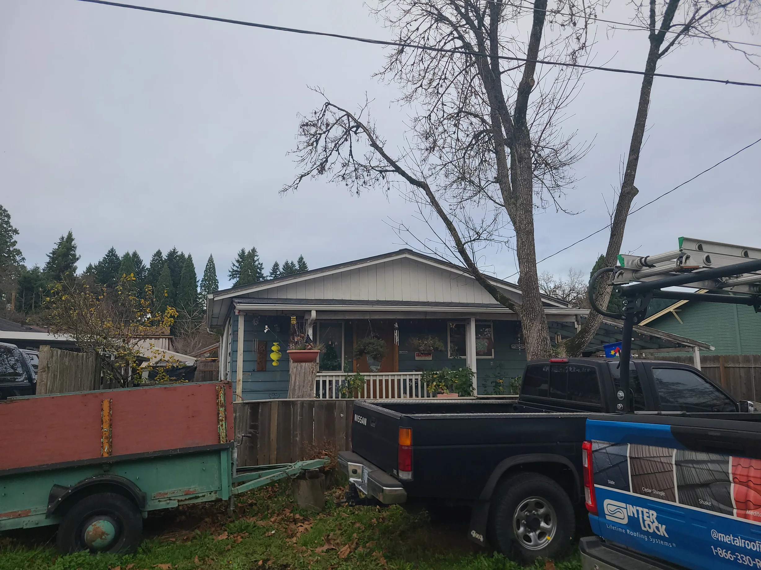 Musket Grey Interlock Slate aluminum roof on a grey two-storey home with a gable roof in a forested, Clackamas Clackamas Clackamas Clackamas, Oregon