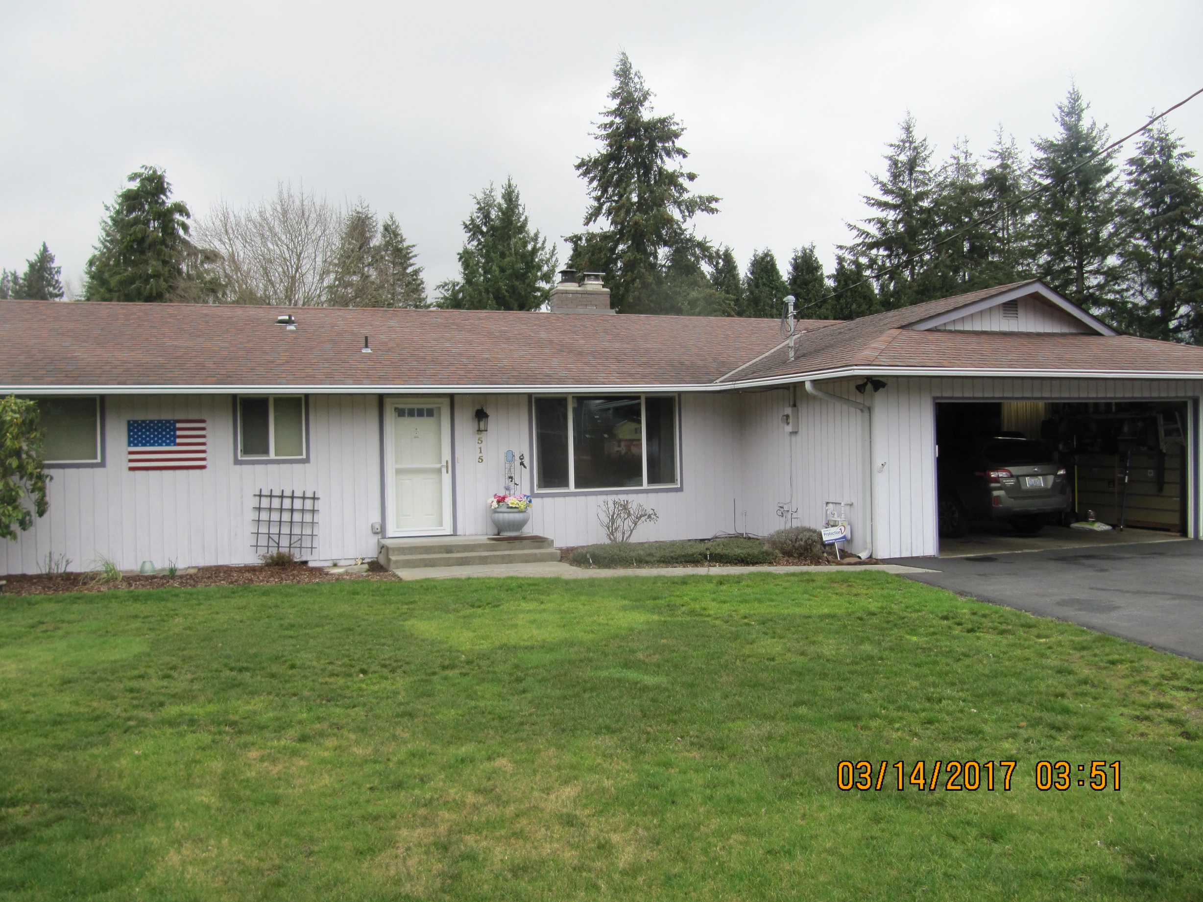 Before: a worn out asphalt shingle roof on the home, Marysville, Washington, ahead of a Deep Charcoal Interlock Slate aluminum roof