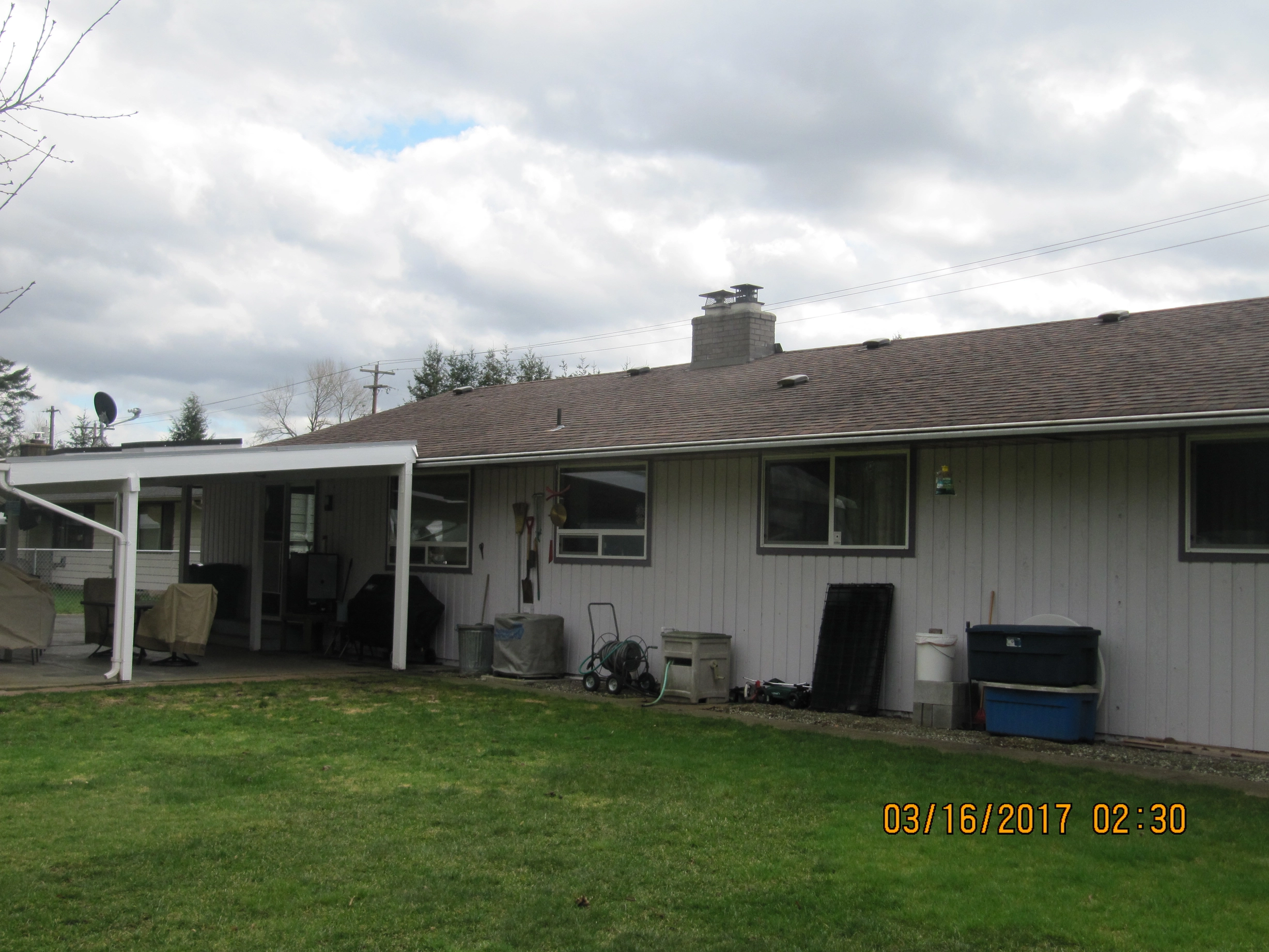 Before: a worn out asphalt shingle roof on the home, Marysville, Washington, ahead of a Deep Charcoal Interlock Slate aluminum roof