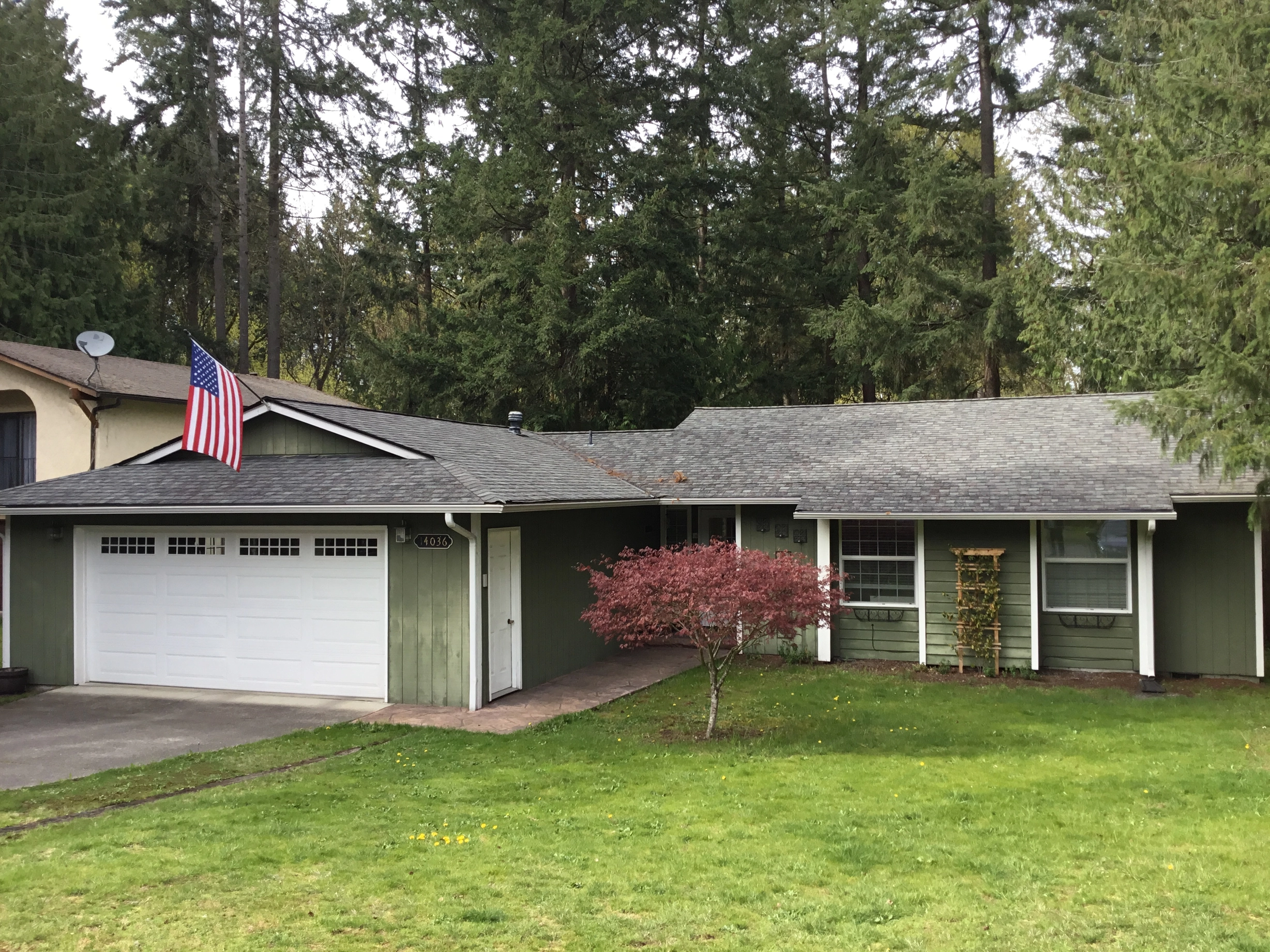 Before: a worn out asphalt shingle roof on the home, Renton, Washington, ahead of a Deep Charcoal Interlock Slate aluminum roof