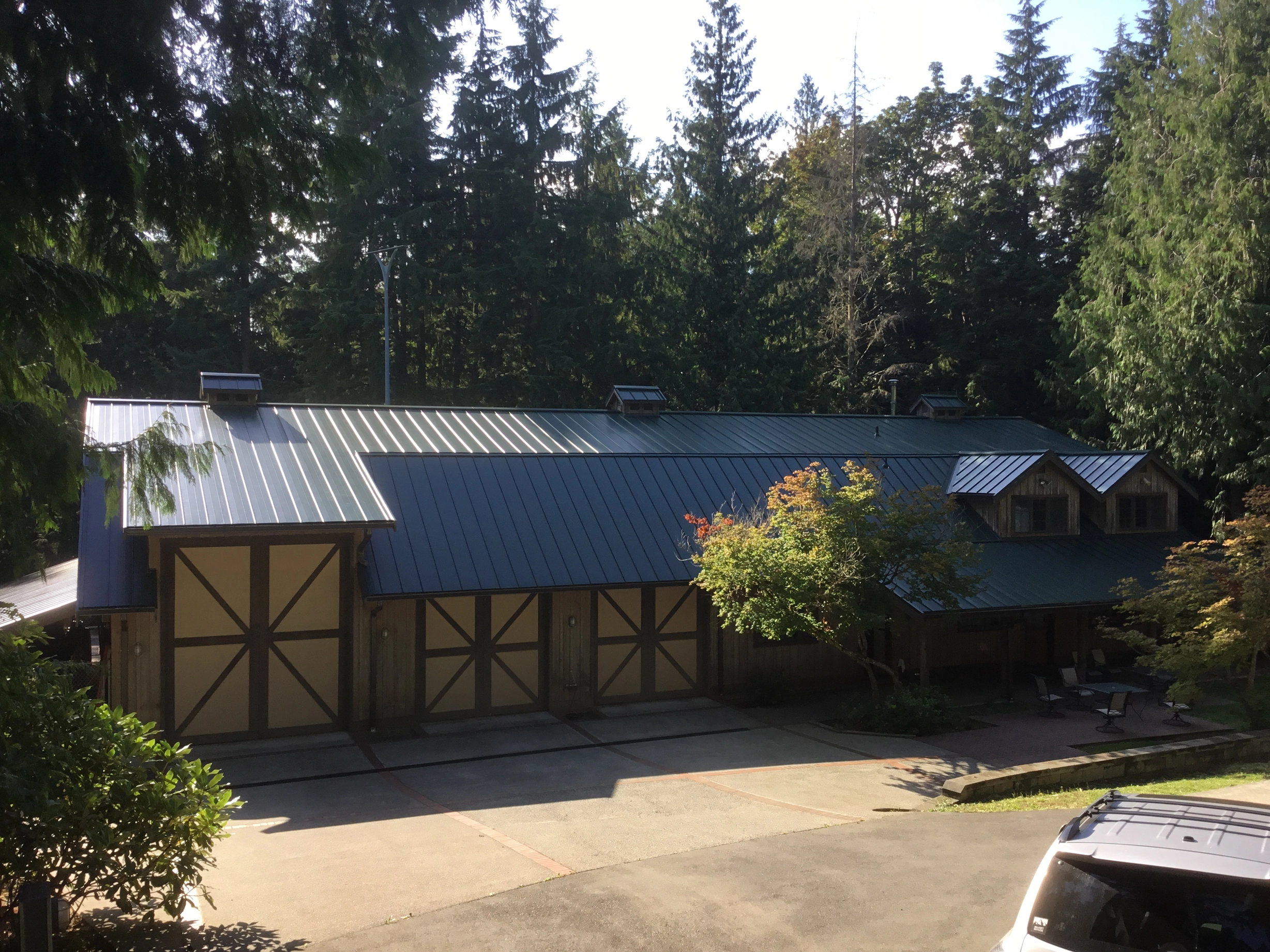 Hunter Green Interlock Standing Seam aluminum roof on a single-storey ranch home with a hunter green metal roof, Preston, Washington