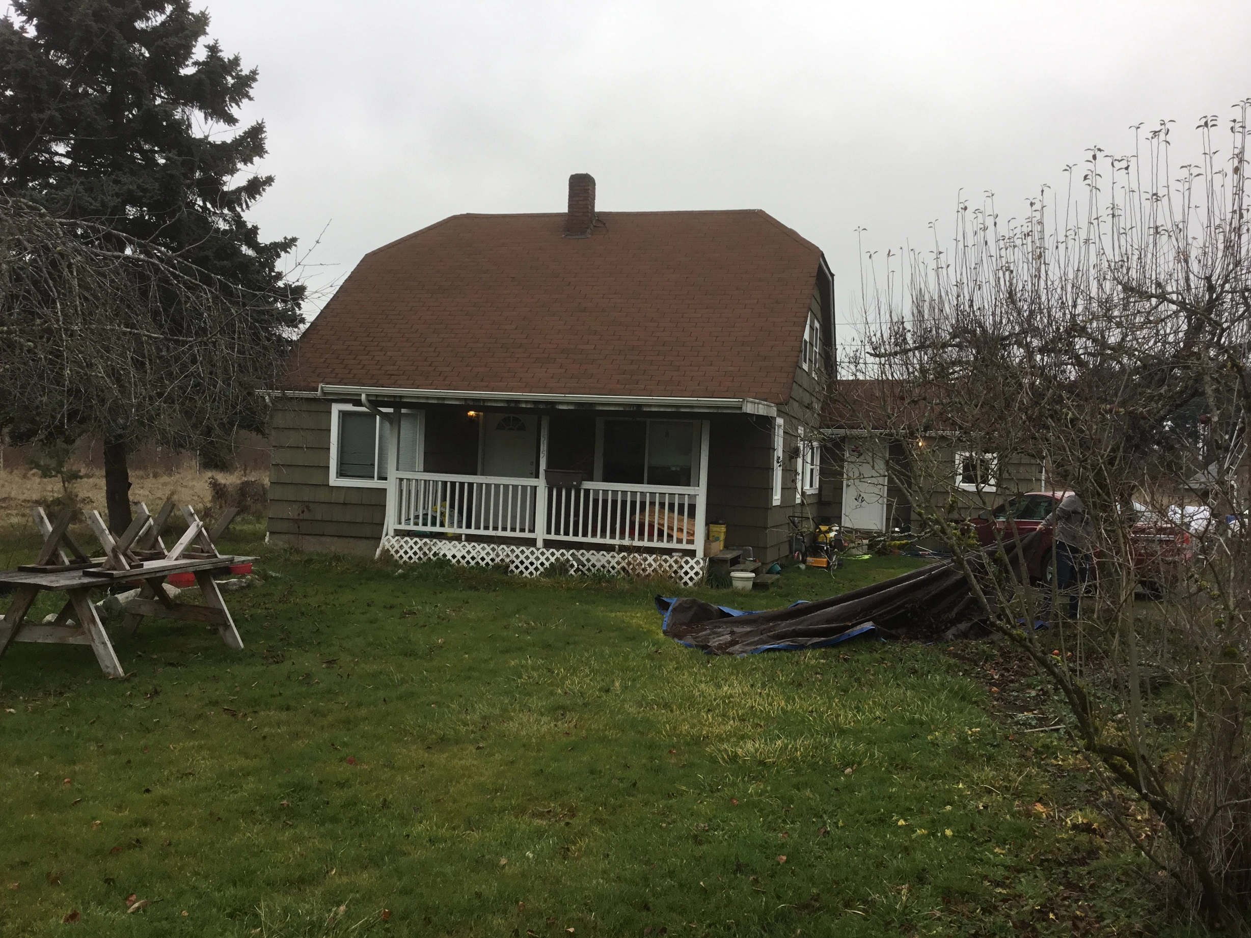 Before: a worn out asphalt shingle roof on the home, Tacoma, Washington, ahead of a Deep Charcoal Interlock Slate aluminum roof