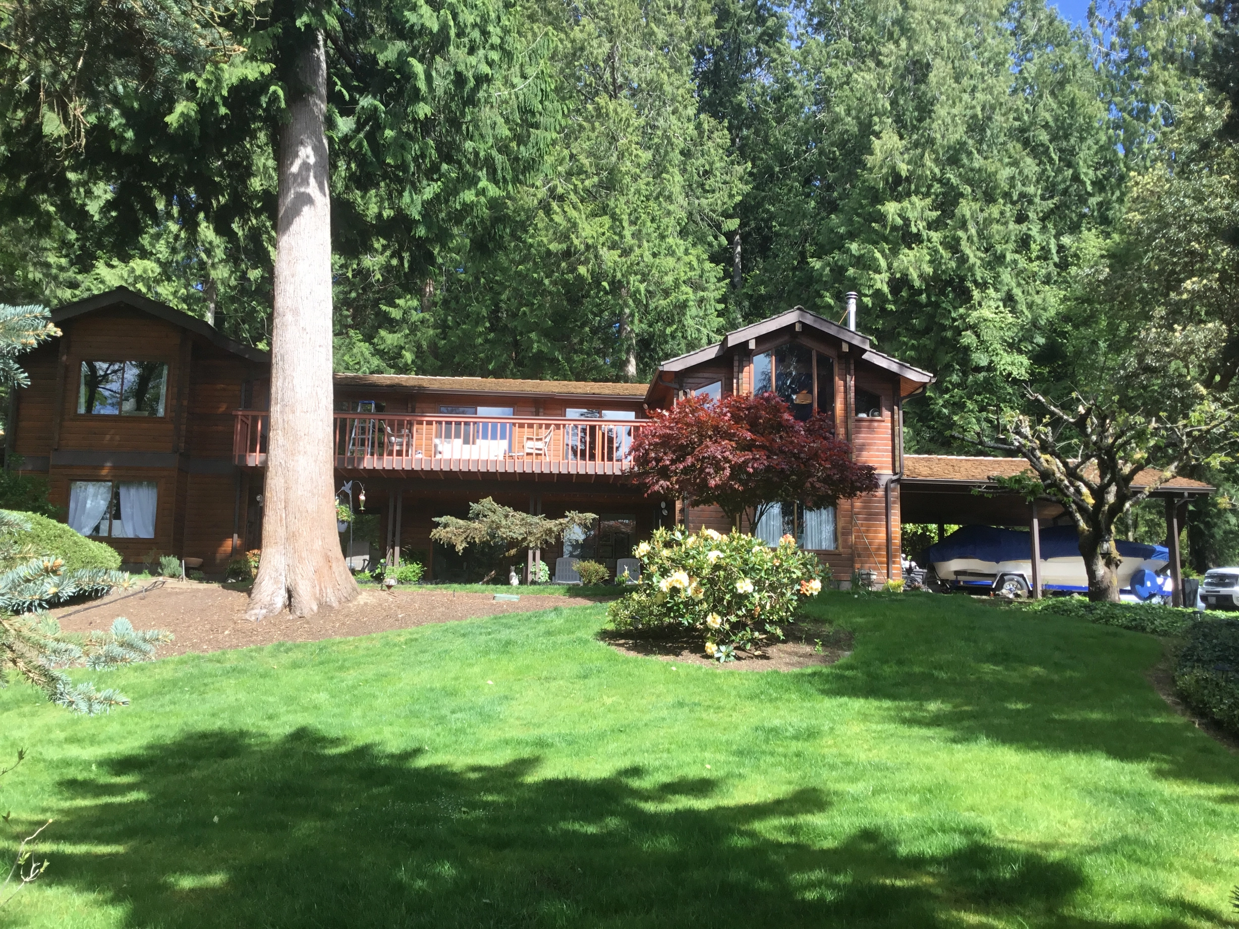 Before: a worn out wood shake roof on the home, Bainbridge Island, Washington, ahead of a Copper Penny Interlock Shake aluminum roof