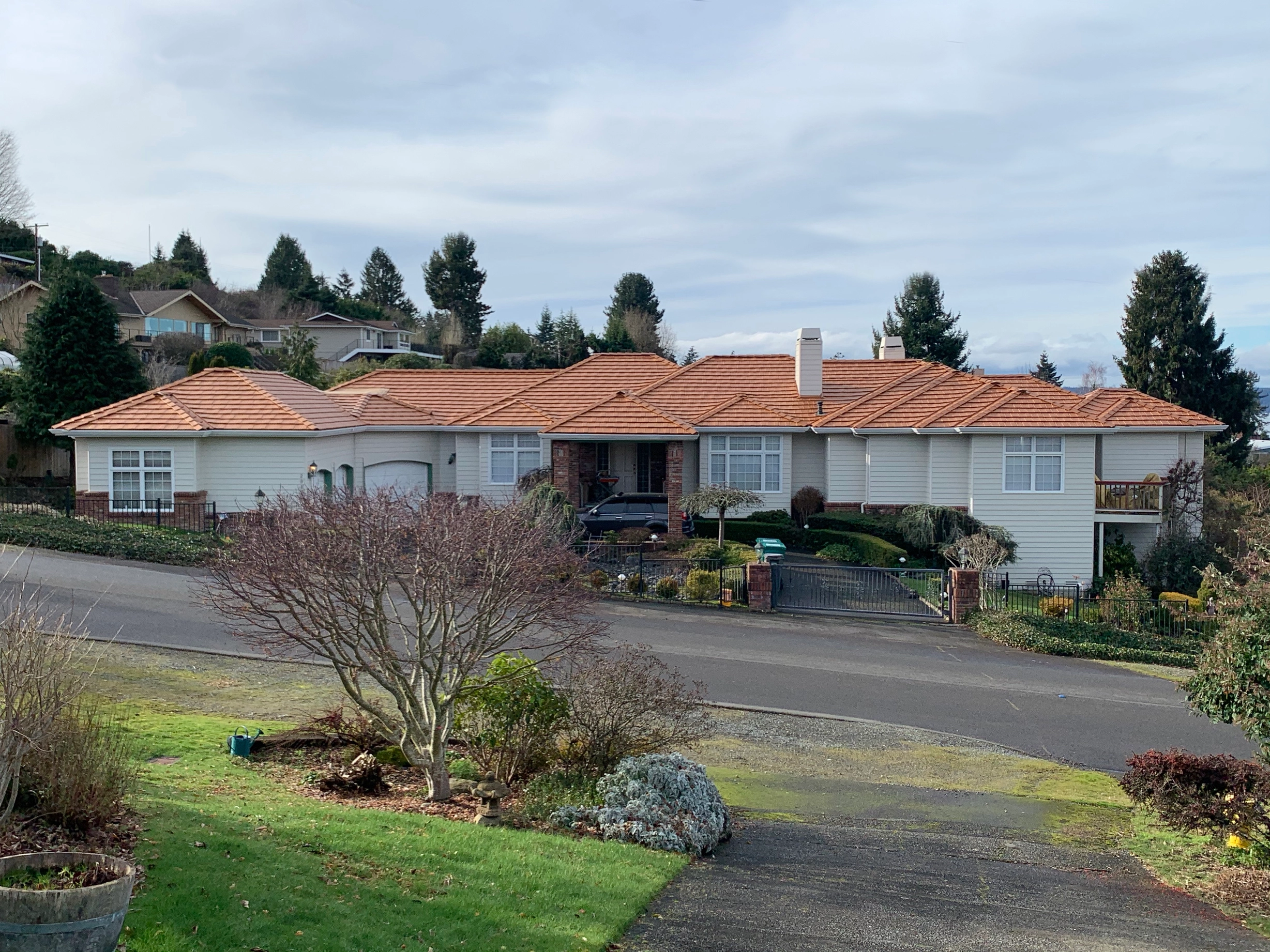 Copper Penny Interlock Shake aluminum roof on a white ranch home with copper penny metal roof in a, Federal Way, Washington