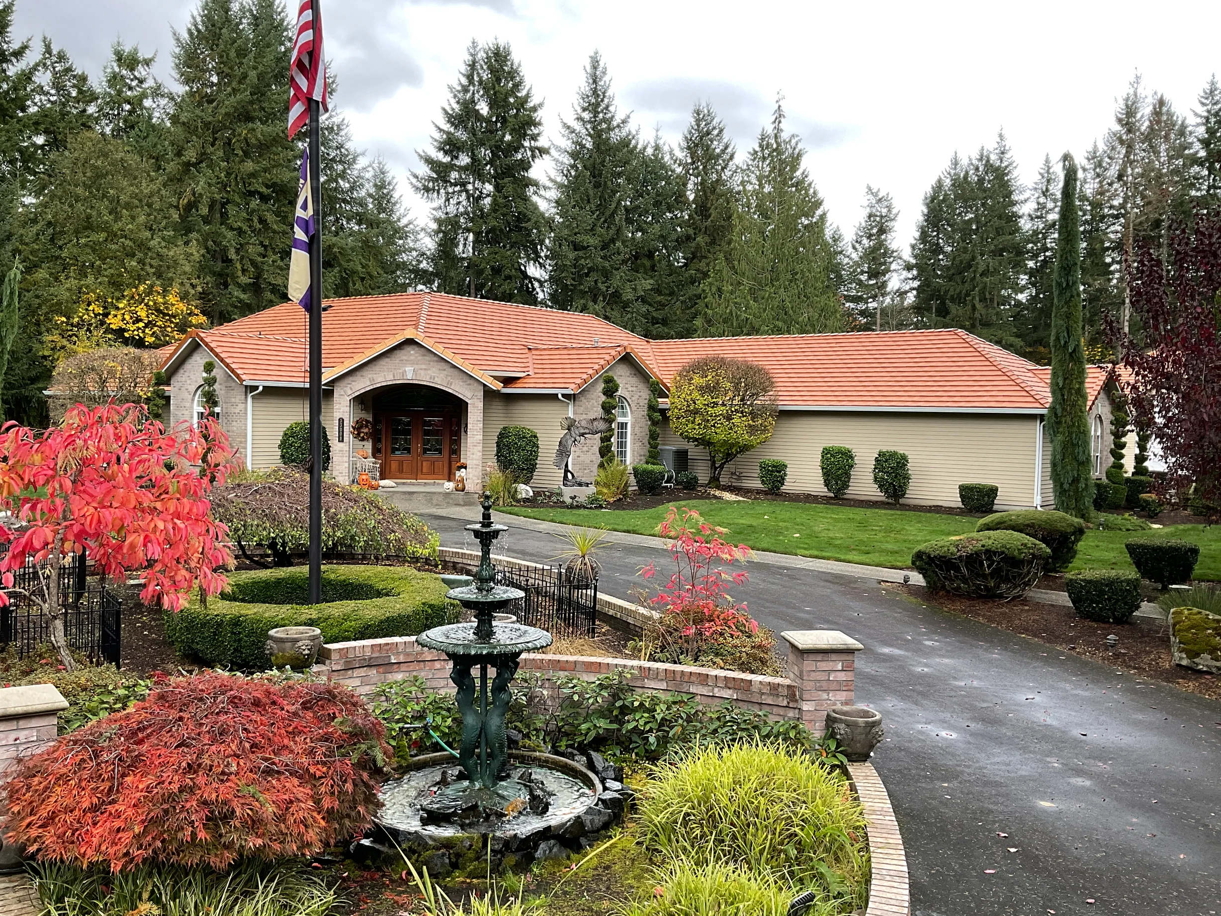 Copper Penny Interlock Shake aluminum roof on a tan single-family home with a copper penny Interlock, Auburn, Washington