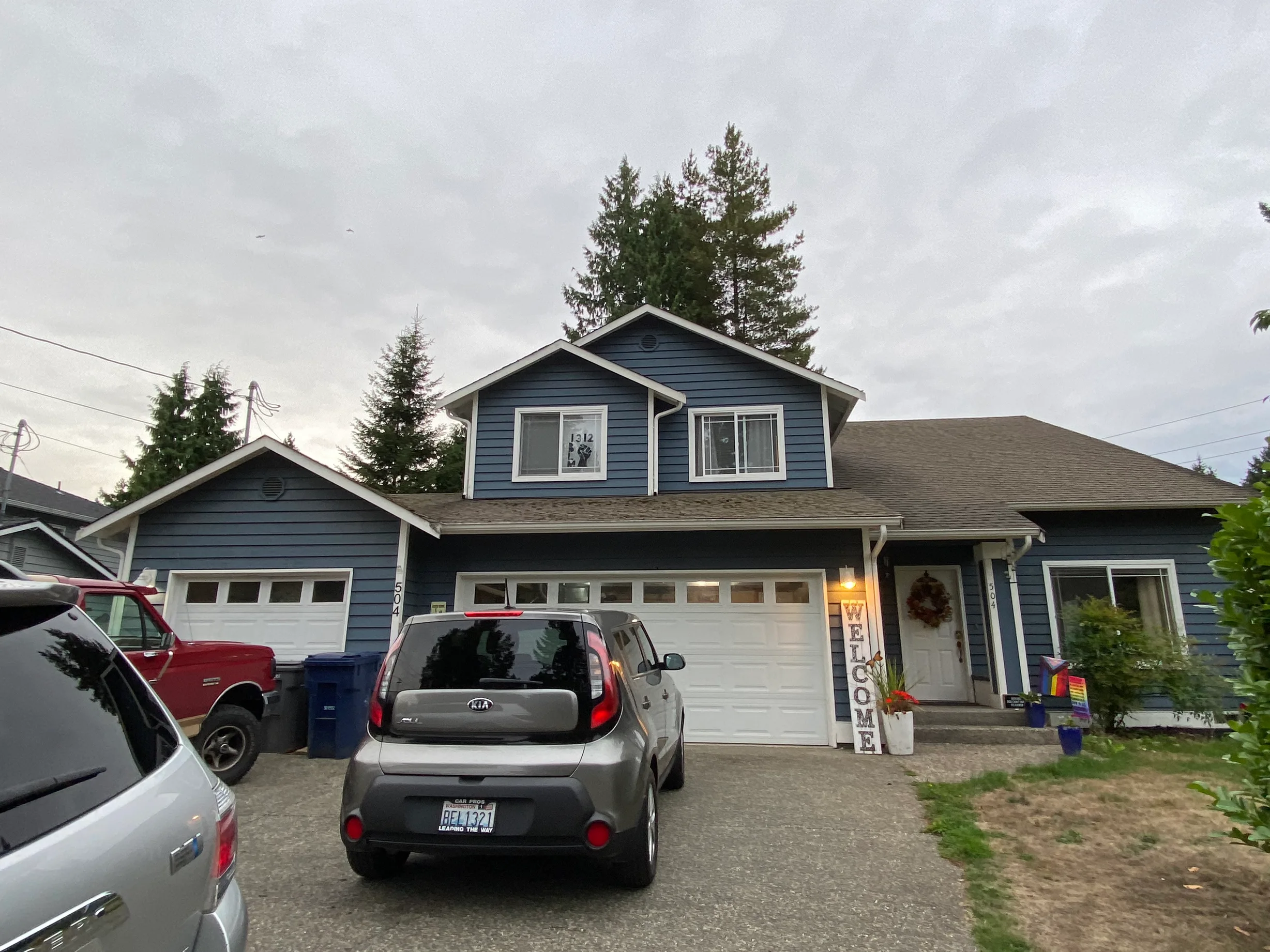 Before: a mossy asphalt shingle roof on the home, Bothell, Washington, ahead of a Musket Grey Interlock Slate aluminum roof