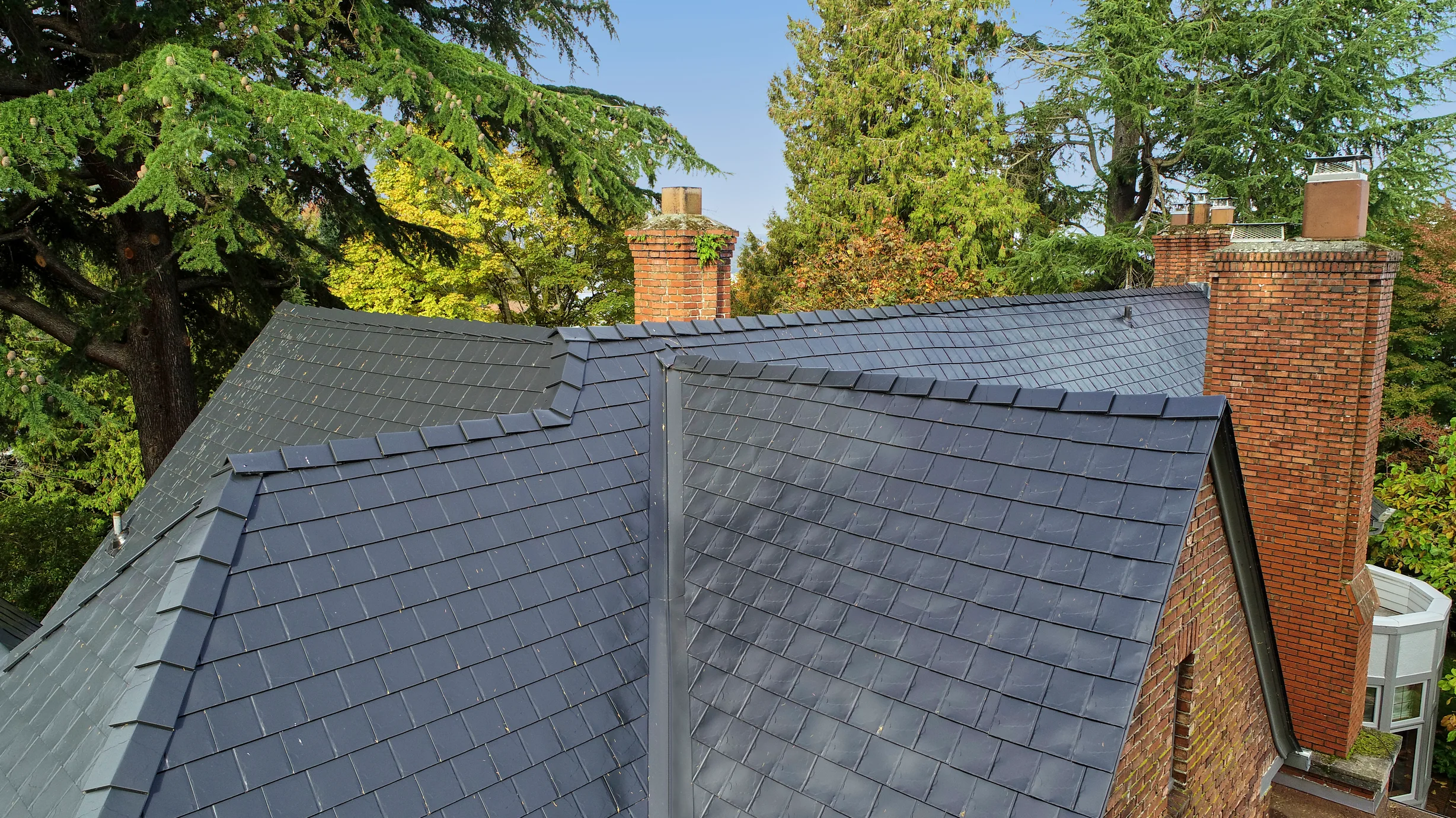 Black Interlock Slate aluminum roof on a brown single-family home with a metal roof in a, Seattle, Washington