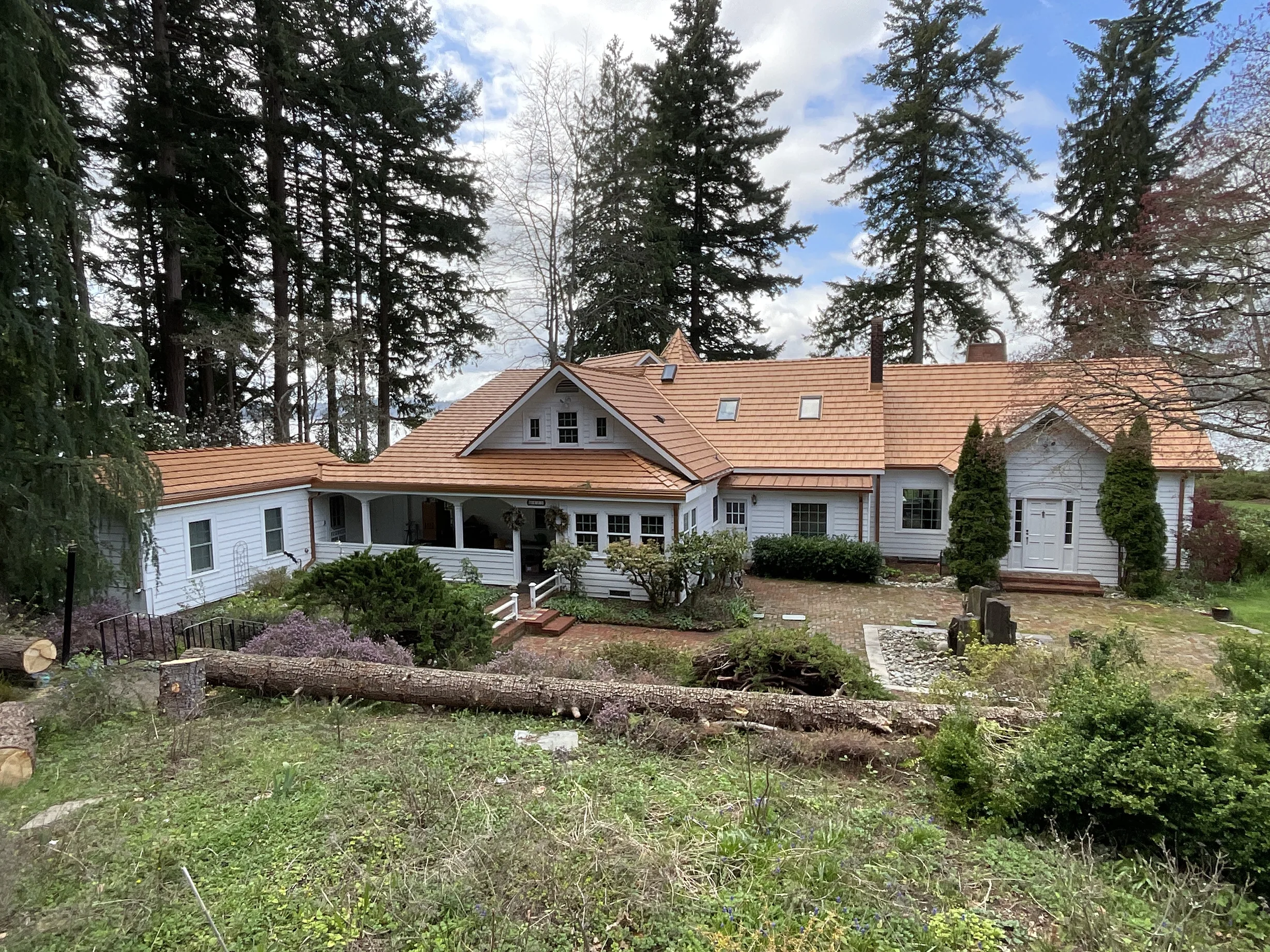 Copper Penny Interlock Shake aluminum roof on a white ranch-style home with a copper penny metal roof in, Bremerton, Washington