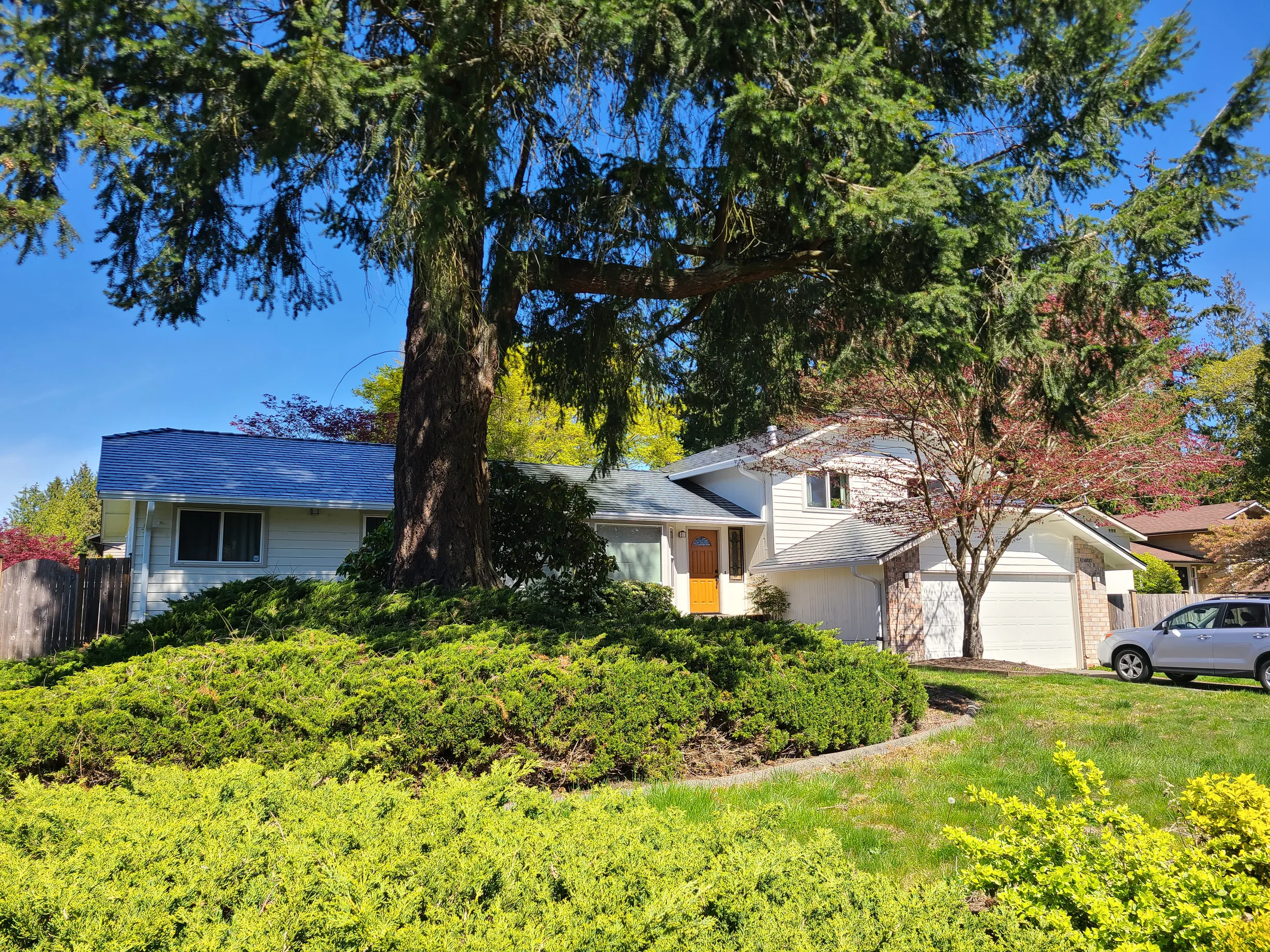 Deep Charcoal Interlock Slate aluminum roof on a white ranch-style home with a metal roof in a suburban, Lynnwood, Washington