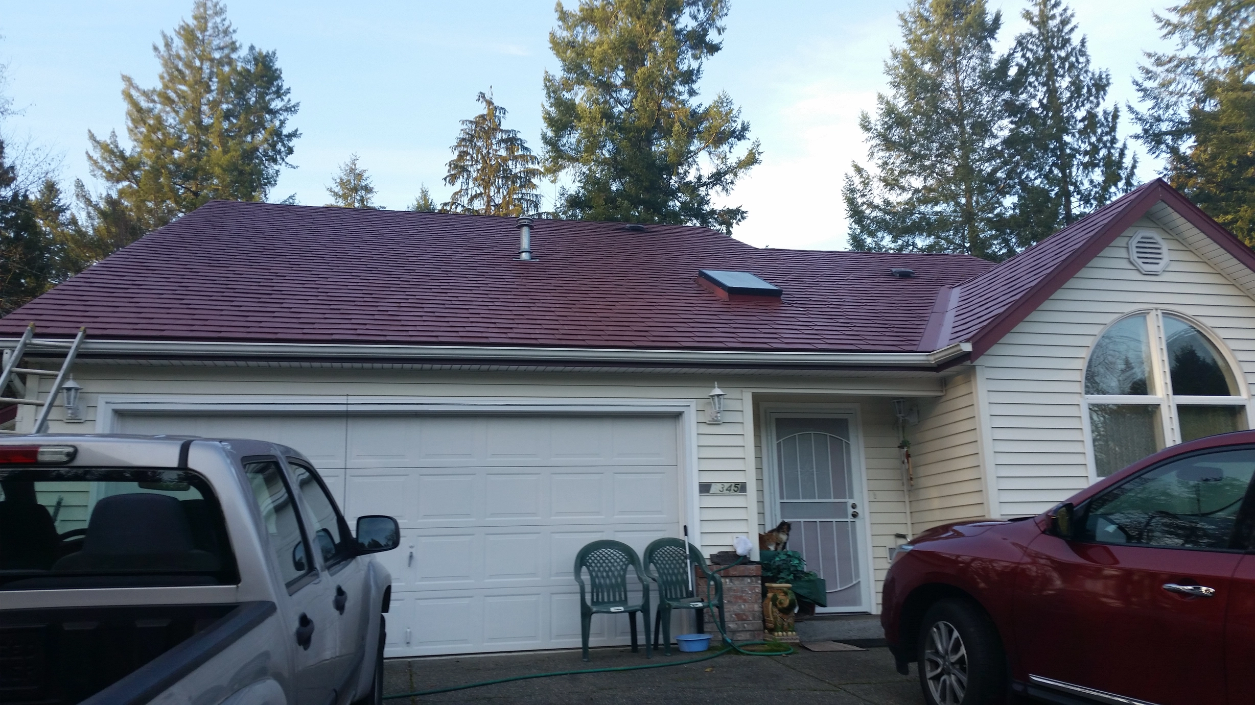 Tile Red Interlock Slate aluminum roof on a beige single-storey ranch with a red metal roof among, Olympia, Washington