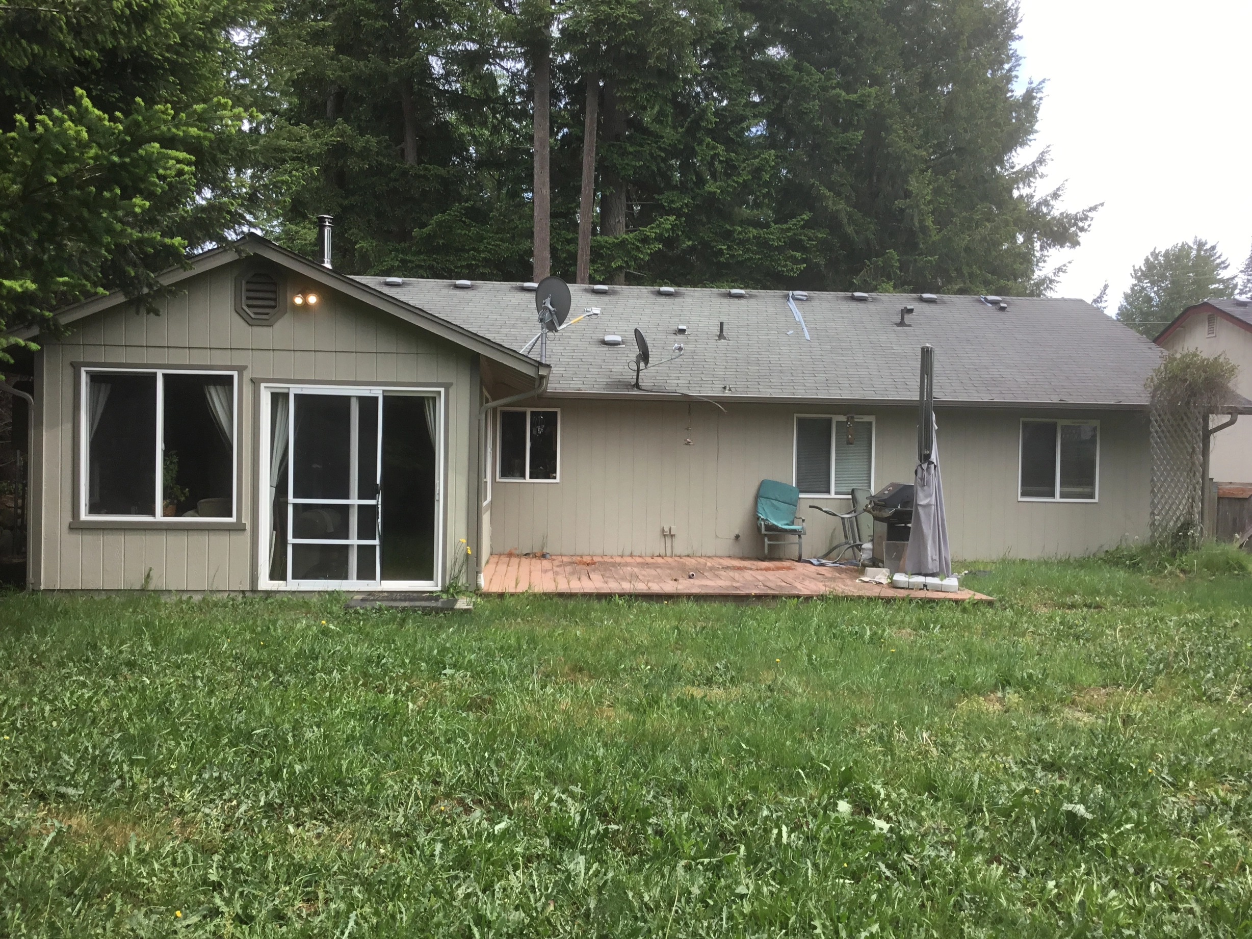 Before: a worn out asphalt shingle roof on the home, Tenino, Washington, ahead of a Deep Charcoal Interlock Cedar Shingle aluminum roof
