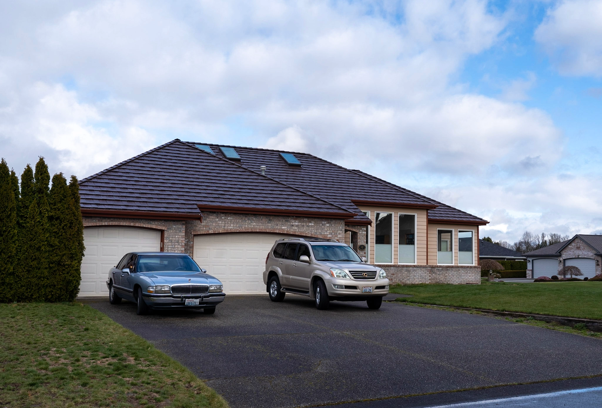 Colonial Brown Interlock Shake aluminum roof on a brown single-storey colonial home with a Colonial Brown, Orting, Washington