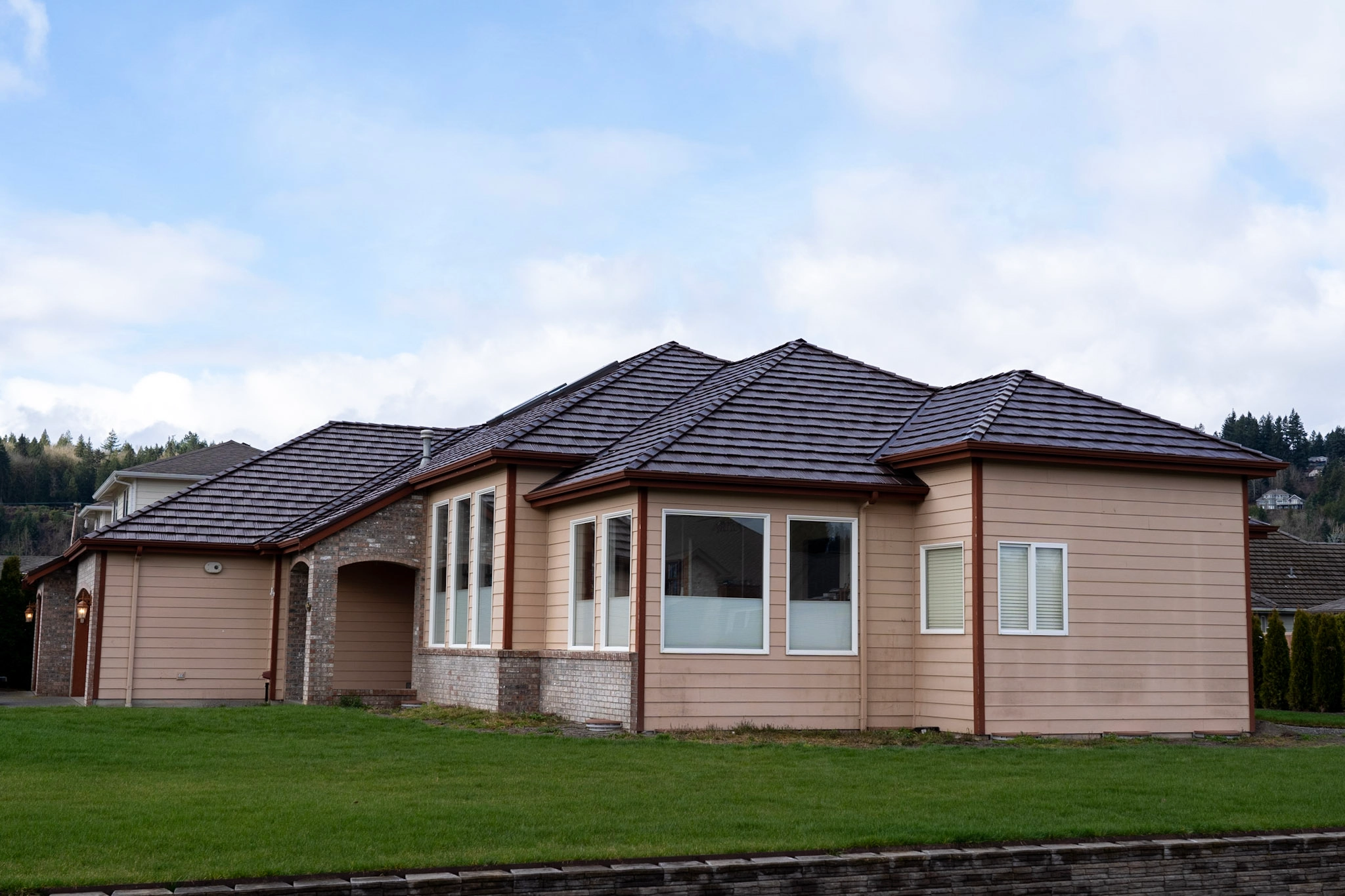 Colonial Brown Interlock Shake aluminum roof on a tan one-storey home with a colonial style and a stone, Orting, Washington