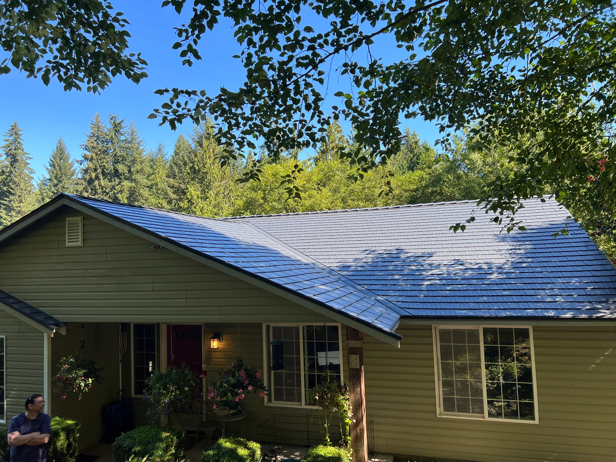 Deep Charcoal Interlock Cedar Shingle aluminum roof on a green single-storey ranch-style home in a forested, Longview, Washington