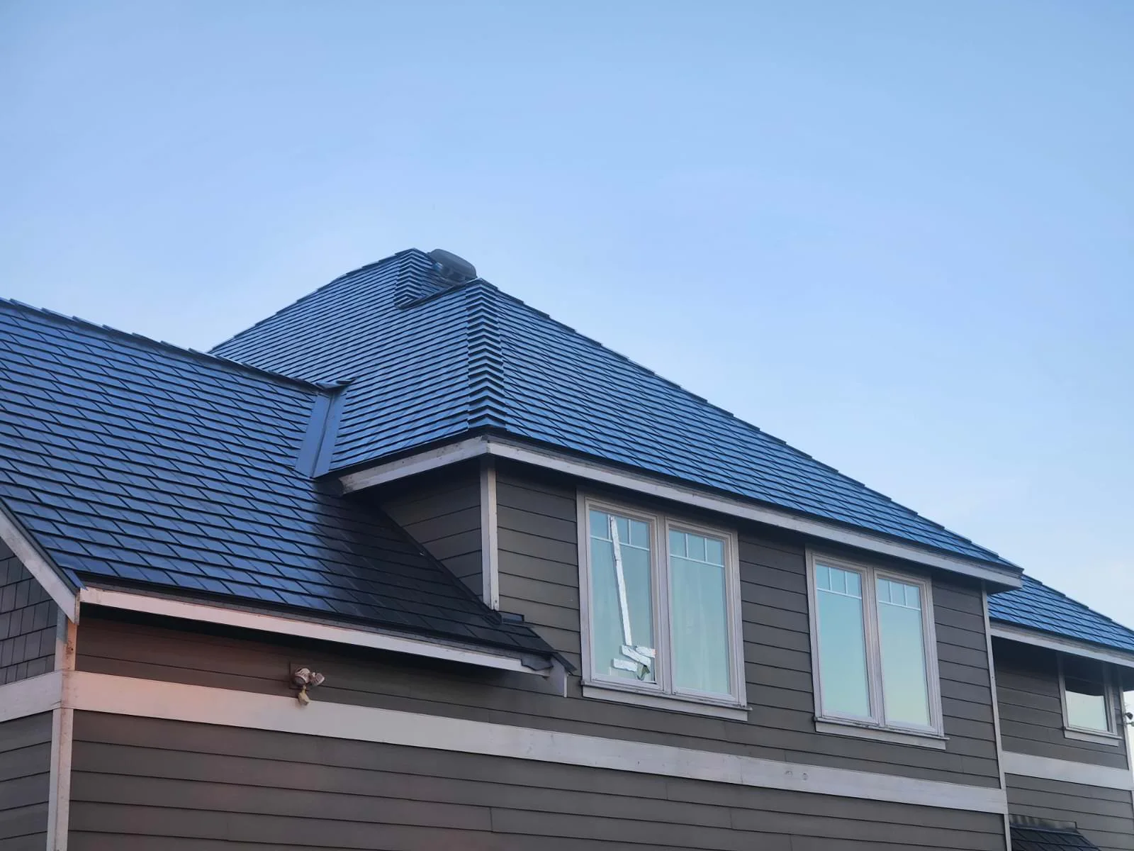 Deep Charcoal Interlock Slate aluminum roof on a two-storey home with deep charcoal metal roof and brown, Buckley, Washington