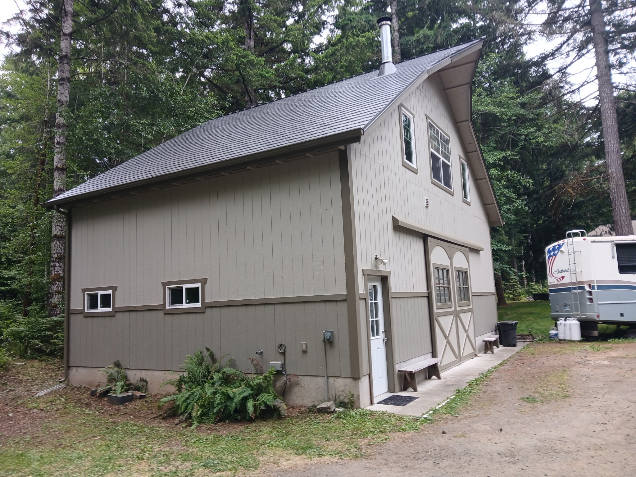 Interlock Aluminum Cedar Shingle Metal Roofing – Musket Grey | Shelton, WA (Front-left elevation)