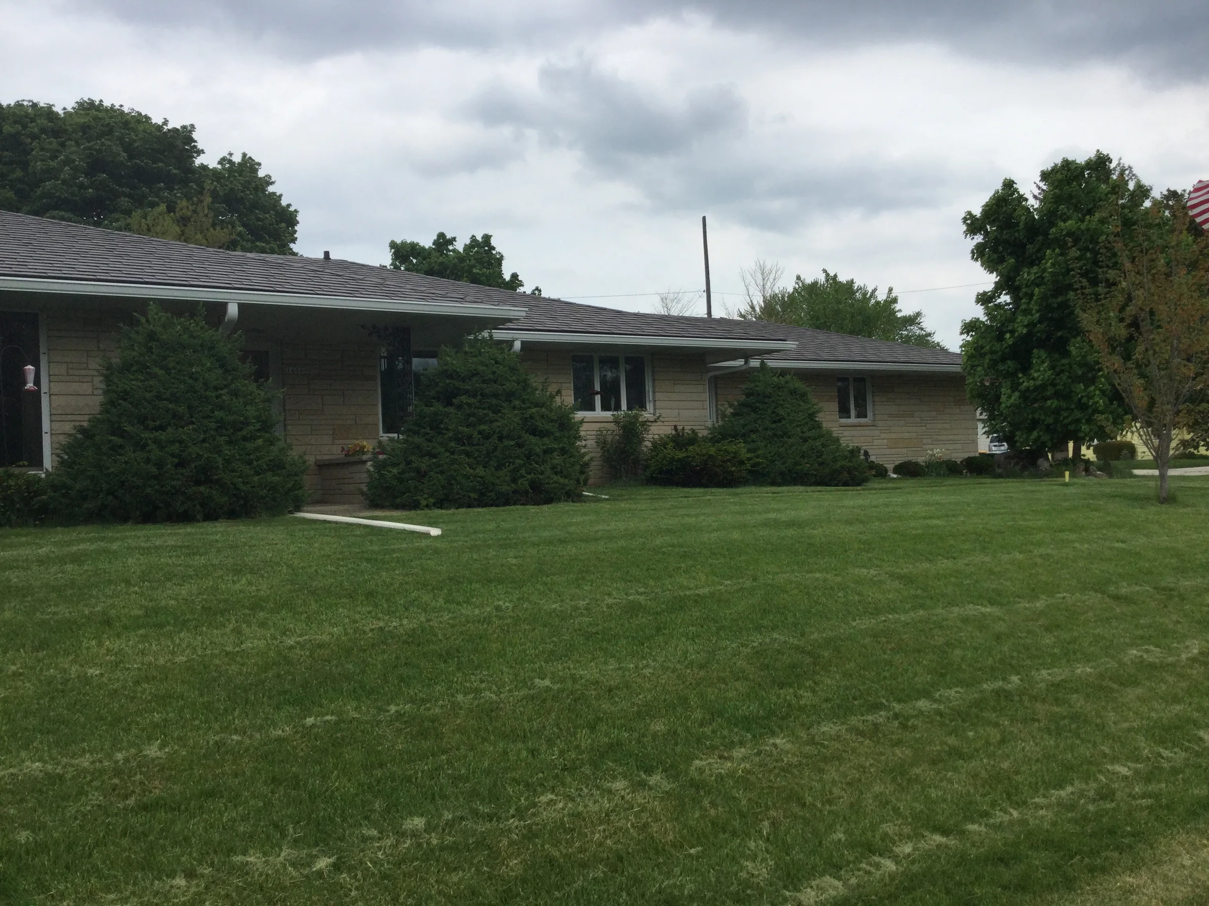 Colonial Brown Interlock Slate aluminum roof on a Colonial Brown Ranch in a rural setting, Kewaskum, Wisconsin